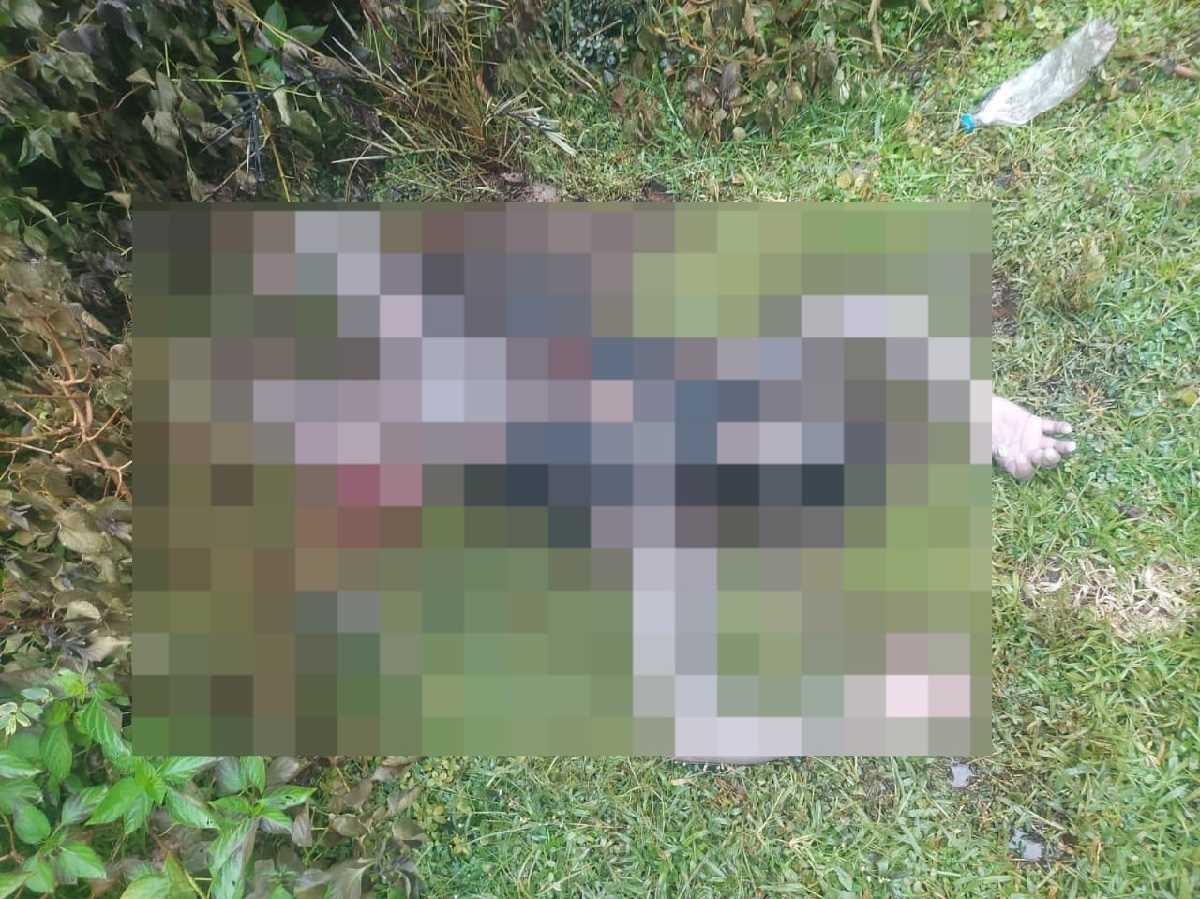 झारखंड के दुमका में सड़क के किनारे मिली युवती की अधजली लाश